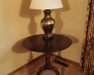 TRI LEG ROUND CHERRY TABLE - BRASS LAMP