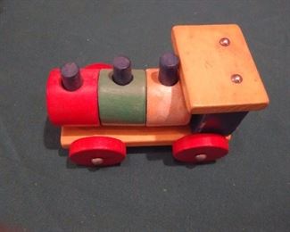 TOY TRAIN SET WITH ASSEMBLY PIECES