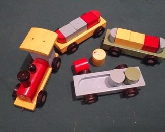 TOY TRAIN SET WITH ASSEMBLY PIECES