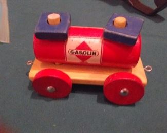 TOY TRAIN SET WITH ASSEMBLY PIECES