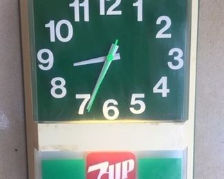 1960's Seven Up Lighted Clock(Everbrite Electric Signs/18"x12") 