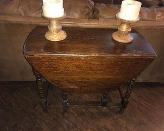 Sides fold out and those 🦵.  Great antique table. 