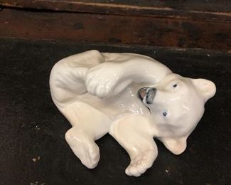 The Copenhagen dogs don’t get all the attention... How about an adorable polar bear?