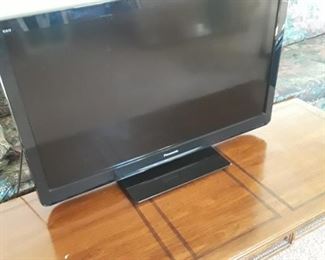 Dynex LCD flat screen TV with HDMI. 42 in.