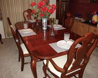 NICE BASSETT FORMAL TABLE WITH 6 CHAIRS