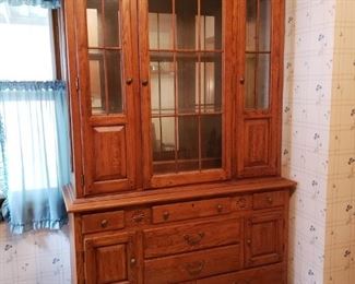 American Cabin Hutch/Cabinet https://ctbids.com/#!/description/share/241653