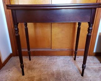 Victorian-style/Folding Gaming Table https://ctbids.com/#!/description/share/240604