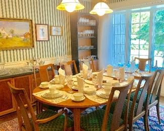 Mid century Scandinavian dining table wit 8 chairs and 2 leaves. Making the extended table