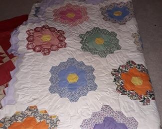 Scalloped edge quilt, 72" x 90"