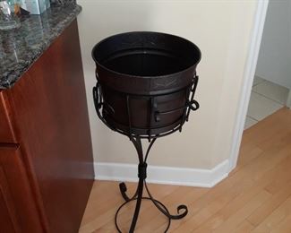 Serving tub on a stand