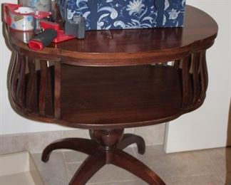 Wood, Round Pedestal Table