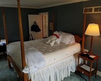 Queen, 4 poster bed, 