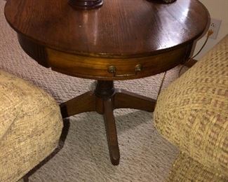 WOOD ROUND ANTIQUE ACCENT TABLE 