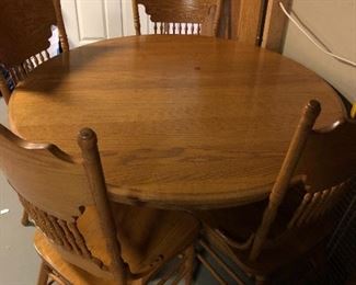 ROUND Pedestal Table
