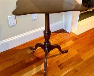 Queen Anne Square Tilt-top Table