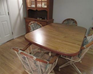 Dinning Room Table With Leaf & $ Chairs