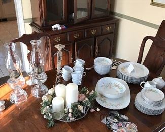 Sets of China and vintage oil lamps