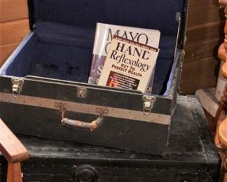 decor vintage trunks