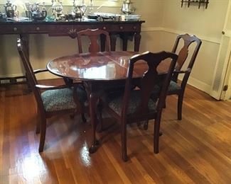 Dining Table w 2 leaves 