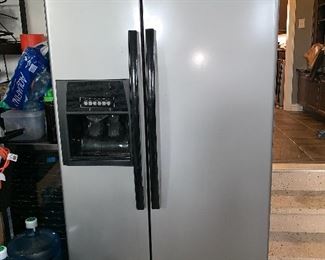 Side-by-Side Whirlpool ref/freezer w/water & ice in the door 