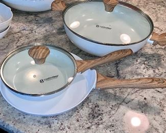 New/like new Masterclass Premium Collection  cook ware w/lid and wood handles 