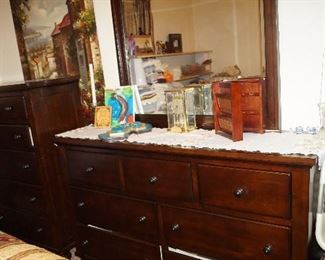 chest of drawers, dresser with mirror