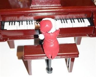 piano playing mouse