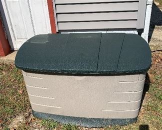 Rubbermaid outdoor storage bin