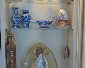 Delft. Vintage Wood Painted Lighted Display Case