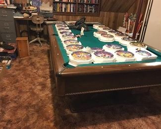 Wonderful condition pool table with all its accessories 