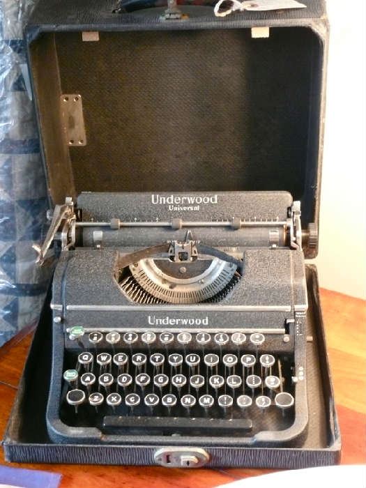 c. 1938 working portable Underwood Champion typewriter in original case