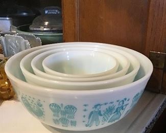Set of Pyrex Mixing Bowls, Amish Butterprint Pattern