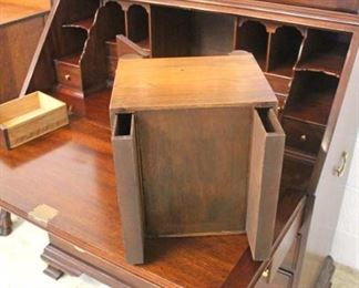  SOLID Mahogany “Henkel Harris Furniture” Virginia Galleries 2 Piece Secretary Bookcase with Hidden Compartments

Auction Estimate $700-$1500 – Located Inside 