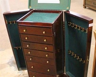 Mahogany Finish Jewelry Chest

Auction Estimate $100-$200 – Located Inside