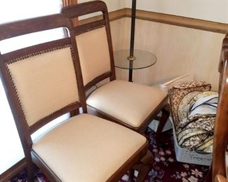 Accent chairs. Lamp table