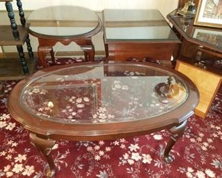 Traditional table set with cabriole legs