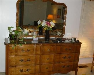 Nice dresser w//mirror