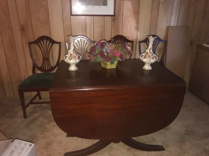Beautiful Duncan Phife Drop Leaf table with leaf and four matching chairs