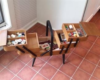 Vintage sewing box, with accessories.