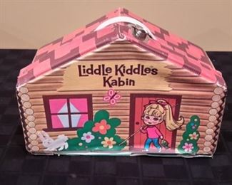Liddle Kiddles Kabin with 5 Liddle Kiddle dolls. Carry case door needs repair.
