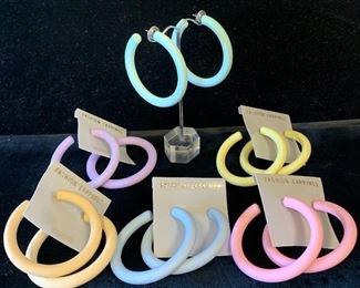 Hundreds of 1980s Hoop earrings 