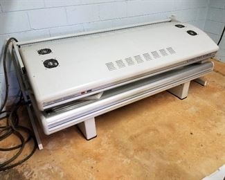 Sun tanning machine