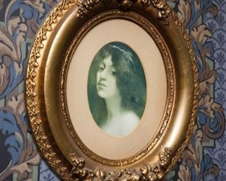 Beautiful Victorian oval wooden frame
