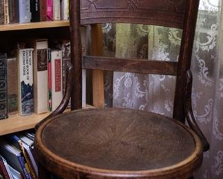 ANTIQUE WOODEN CHAIR WITH CARVING ROUND SEAT