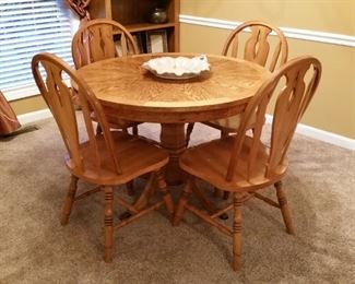 Lovely round oak dinette