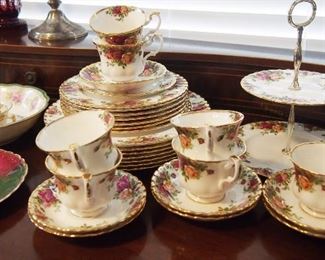 China Service for 7 Old Country Roses w/ tidbit tray 