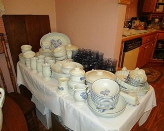 Pfaltzgraff Yorktowne dinerware