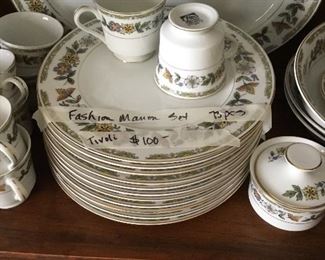 Fashion Manor set of dishes