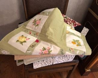 Table runners & linens