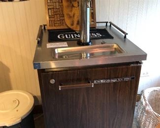 Refrigerated beverage server